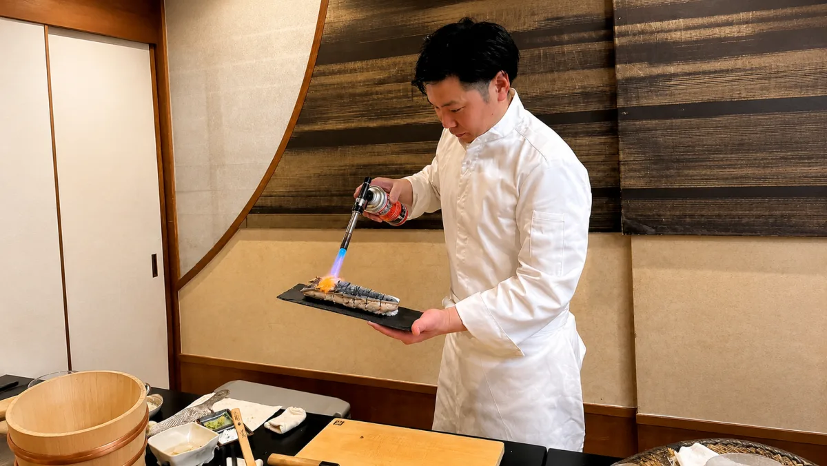 炙り寿司を仕上げる北島さん
