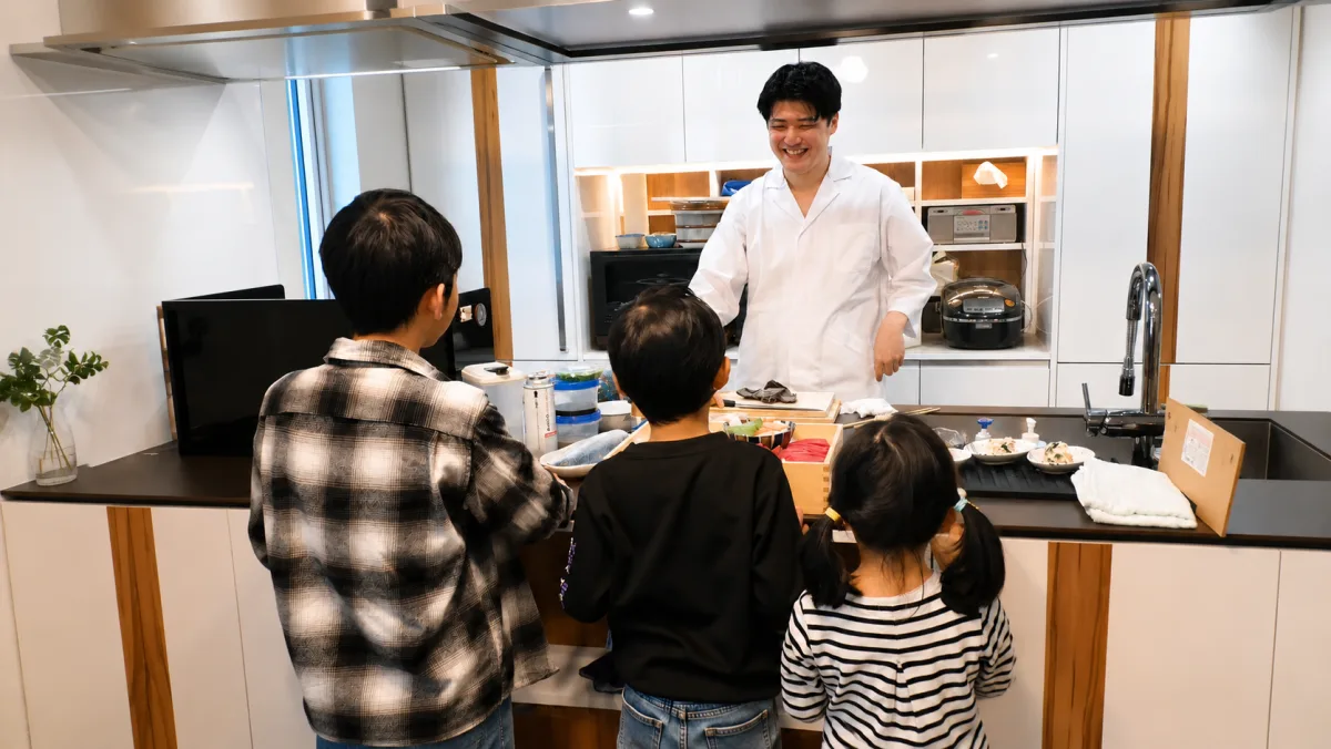 子どもたちの前で寿司をふるまう北岡さん