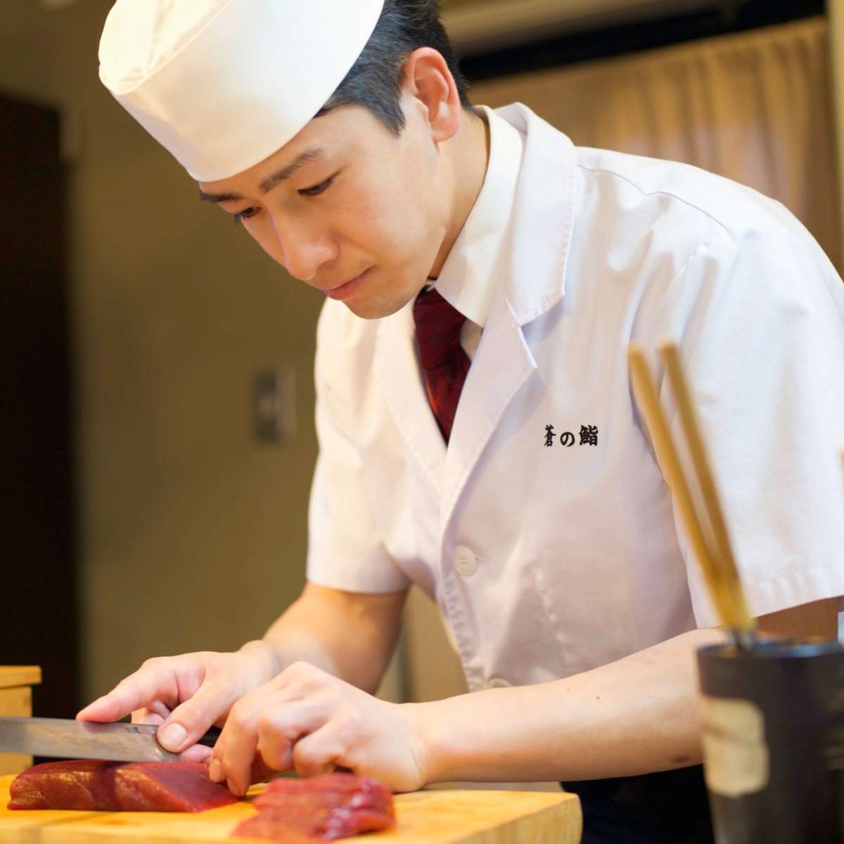 マグロを仕込む寿司職人
