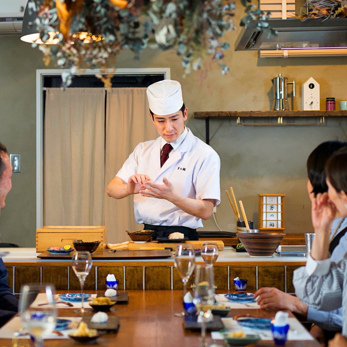 お客様の前で寿司を握る寿司職人