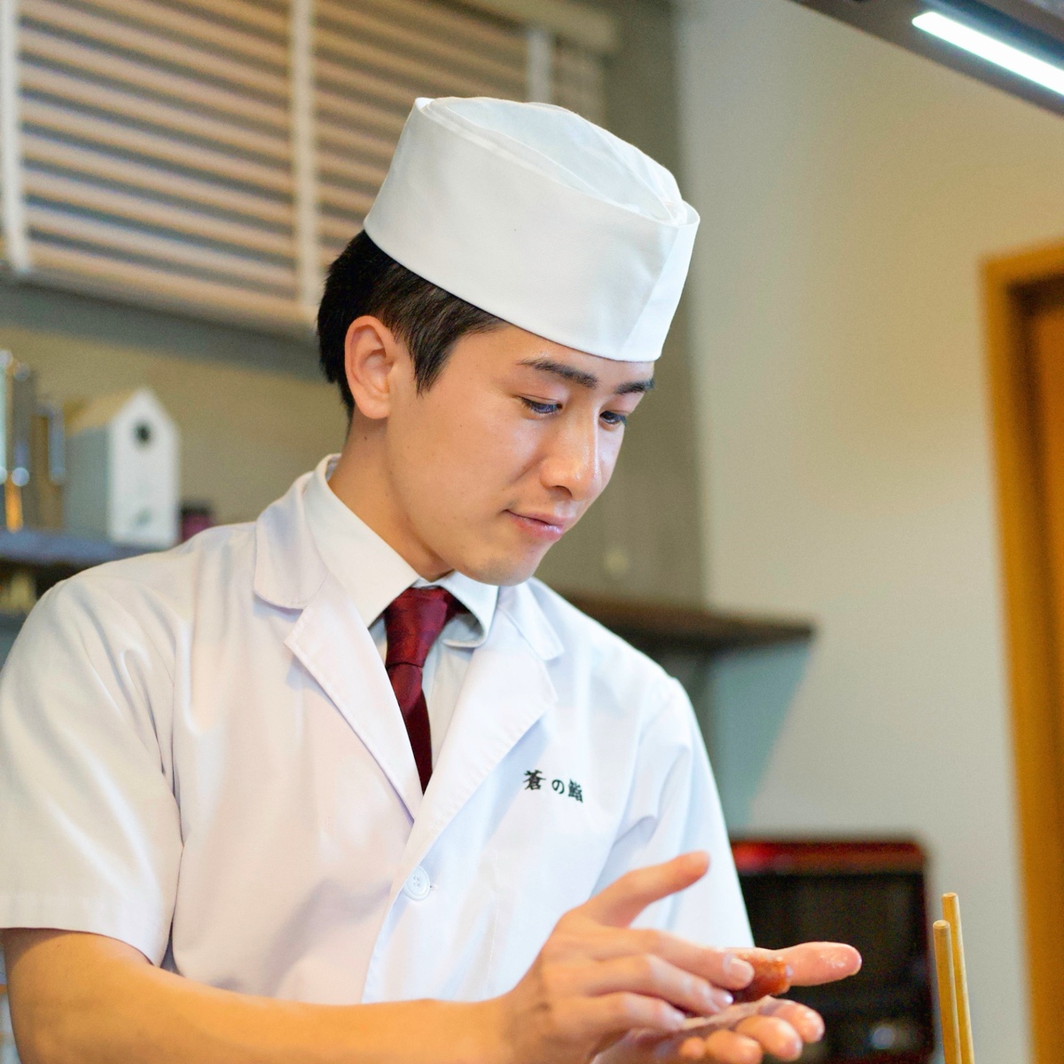 寿司を握る寿司職人の手元